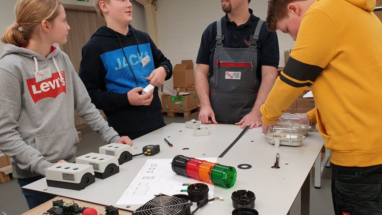 Auftakt der GenerationenWerkstatt: Im Unternehmen EAB Elektrotechnik GmbH in Wallenhorst werden vier Schüler und eine Schülerin der IGS Bramsche mit dem Mitarbeiter Alexander Schaper eine Lerntafel für logische Verknüpfungen bauen. Foto: Babette Rüscher-Ufermann / Ursachenstiftung Osnabrück