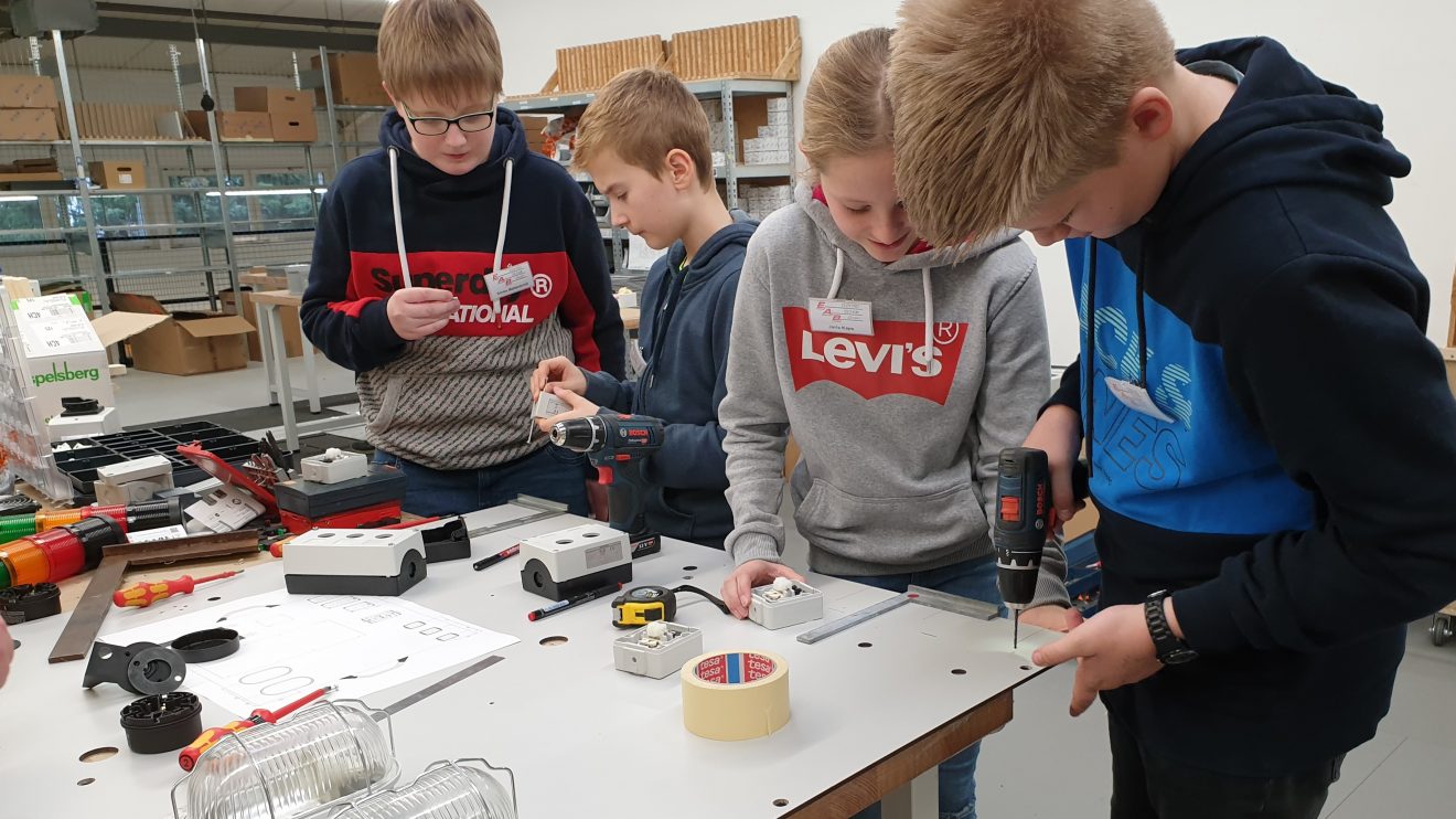 Auftakt der GenerationenWerkstatt: Im Unternehmen EAB Elektrotechnik GmbH in Wallenhorst werden vier Schüler und eine Schülerin der IGS Bramsche mit dem Mitarbeiter Alexander Schaper eine Lerntafel für logische Verknüpfungen bauen. Foto: Babette Rüscher-Ufermann / Ursachenstiftung Osnabrück