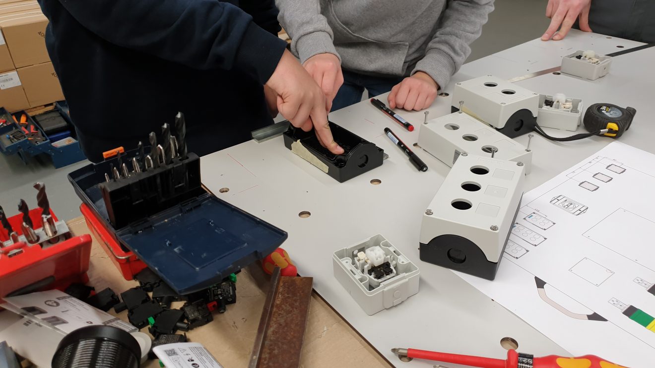 Auftakt der GenerationenWerkstatt: Im Unternehmen EAB Elektrotechnik GmbH in Wallenhorst werden vier Schüler und eine Schülerin der IGS Bramsche mit dem Mitarbeiter Alexander Schaper eine Lerntafel für logische Verknüpfungen bauen. Foto: Babette Rüscher-Ufermann / Ursachenstiftung Osnabrück