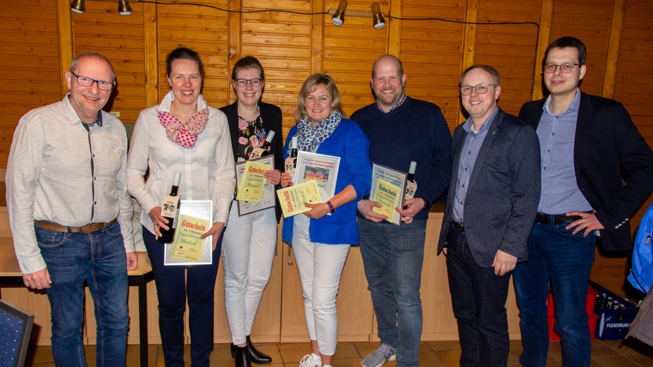 Christian Speer, Heiner Placke und Julian Schwegmann würdigen seitens des Kolpings-Vorstands die ehrenamtliche Arbeit von Christiane Brockmeyer, Martina Unland, Silke Hampel und Frank Weisemöller. Foto: André Thöle