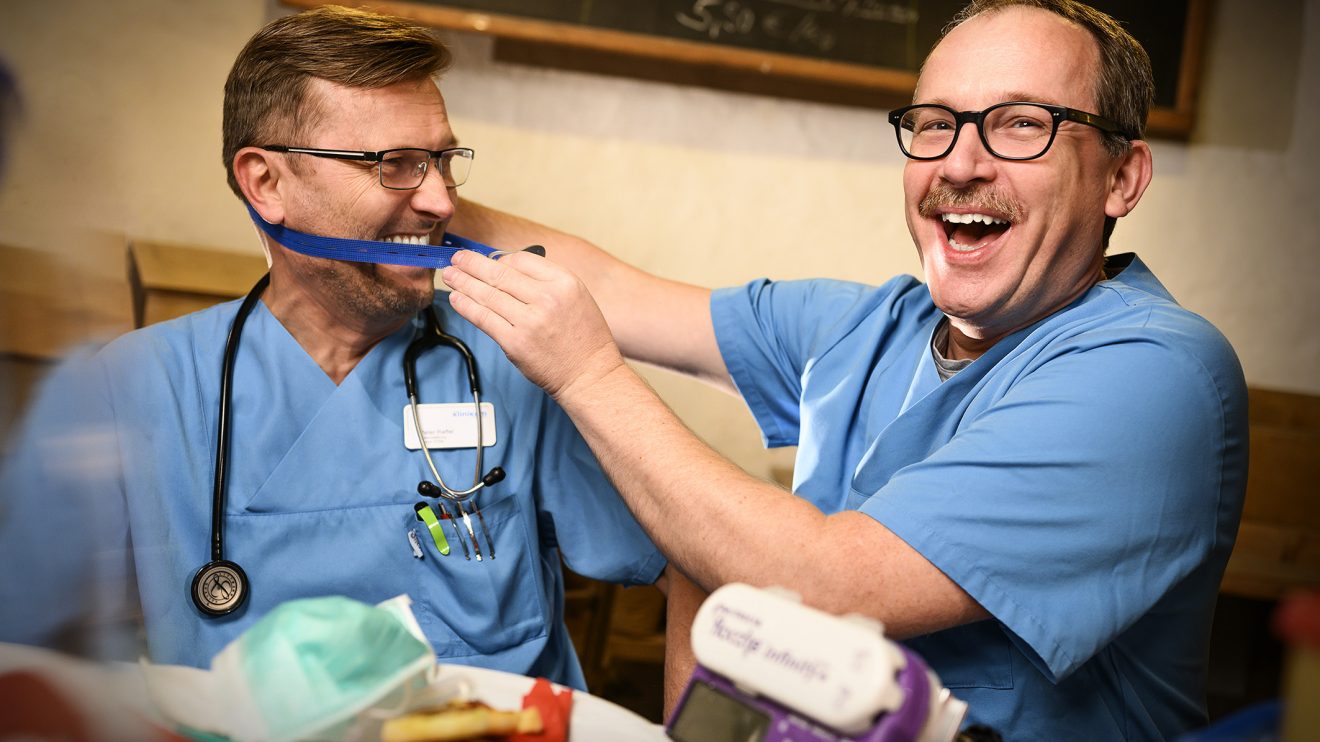 Das Ärzte- und Pflegeteam präsentiert sich auf 22 Fotografien mit ungewohnten Inneneinsichten. Foto: Clean Fotostudio Wallenhorst