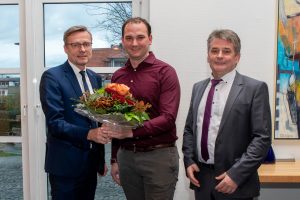 Bürgermeister Otto Steinkamp (links) und Ratsvorsitzender Hans Stegemann (rechts) begrüßen das neue Ratsmitglied Stefan Grothaus. Foto: Andrea Wellmann / Gemeinde Wallenhorst