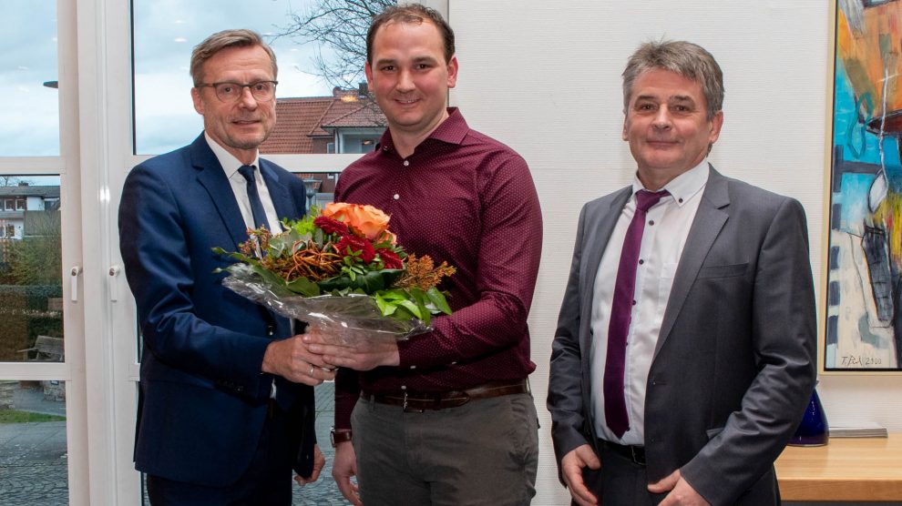 Bürgermeister Otto Steinkamp (links) und Ratsvorsitzender Hans Stegemann (rechts) begrüßen das neue Ratsmitglied Stefan Grothaus. Foto: Andrea Wellmann / Gemeinde Wallenhorst