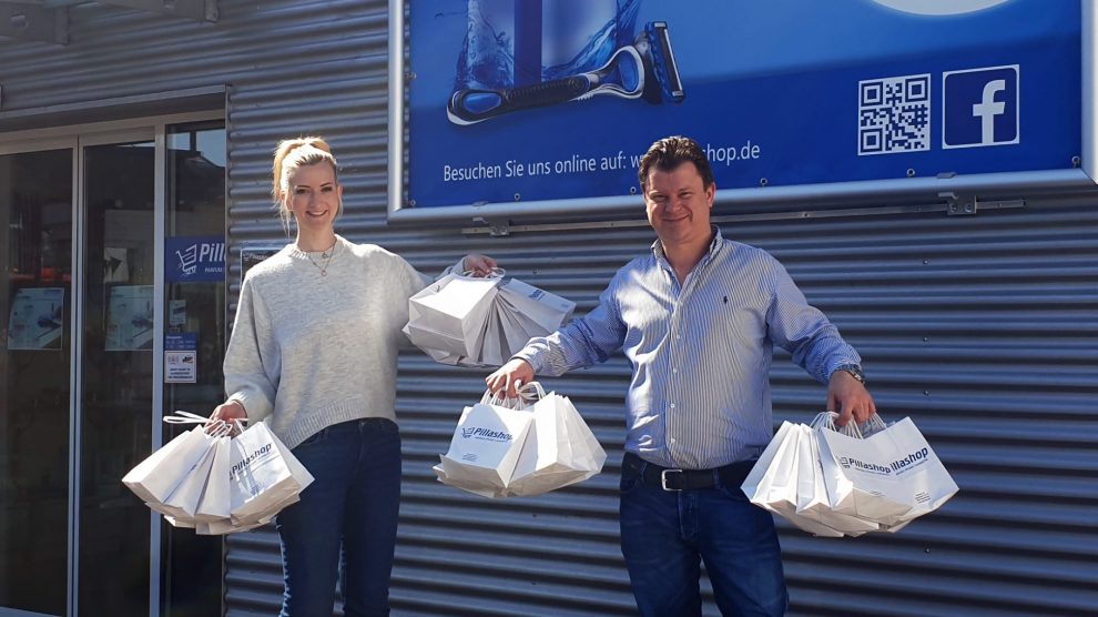 Regina Schwab (l.) von Pillashop und Hendrik Klein (r.) von der VGH Versicherung aus Wallenhorst machen den Senioren und Pflegern der Pflegeinrichtungen in Wallenhorst zu Ostern eine kleine Freude. Foto: Pillashop