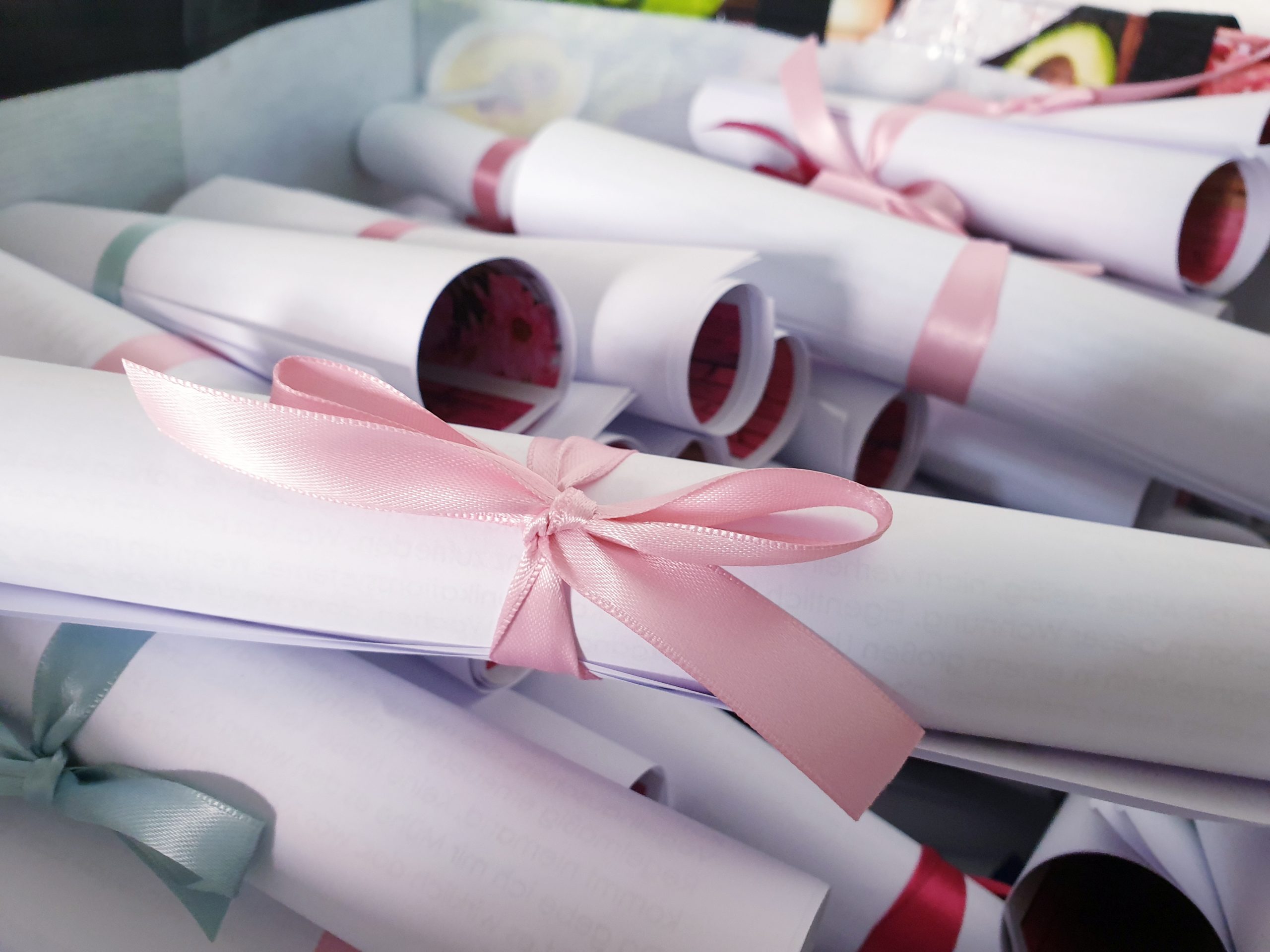Mit einer selbstgeschriebenen Kurzgeschichte wollen die beiden Firmen den Bewohnern und Pflegern der Wallenhorster Pflegeeinrichtungen eine etwas Entspannung schenken. Foto: Pillashop