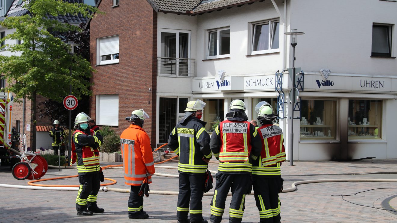 Feuerwehreinsatz im Zentrum von Wallenhorst in der Großen Straße am Samstagnachmittag nach einem Kellerbrand. Foto: Marc Dallmöller