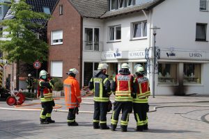 Feuerwehreinsatz im Zentrum von Wallenhorst in der Großen Straße am Samstagnachmittag nach einem Kellerbrand. Foto: Marc Dallmöller