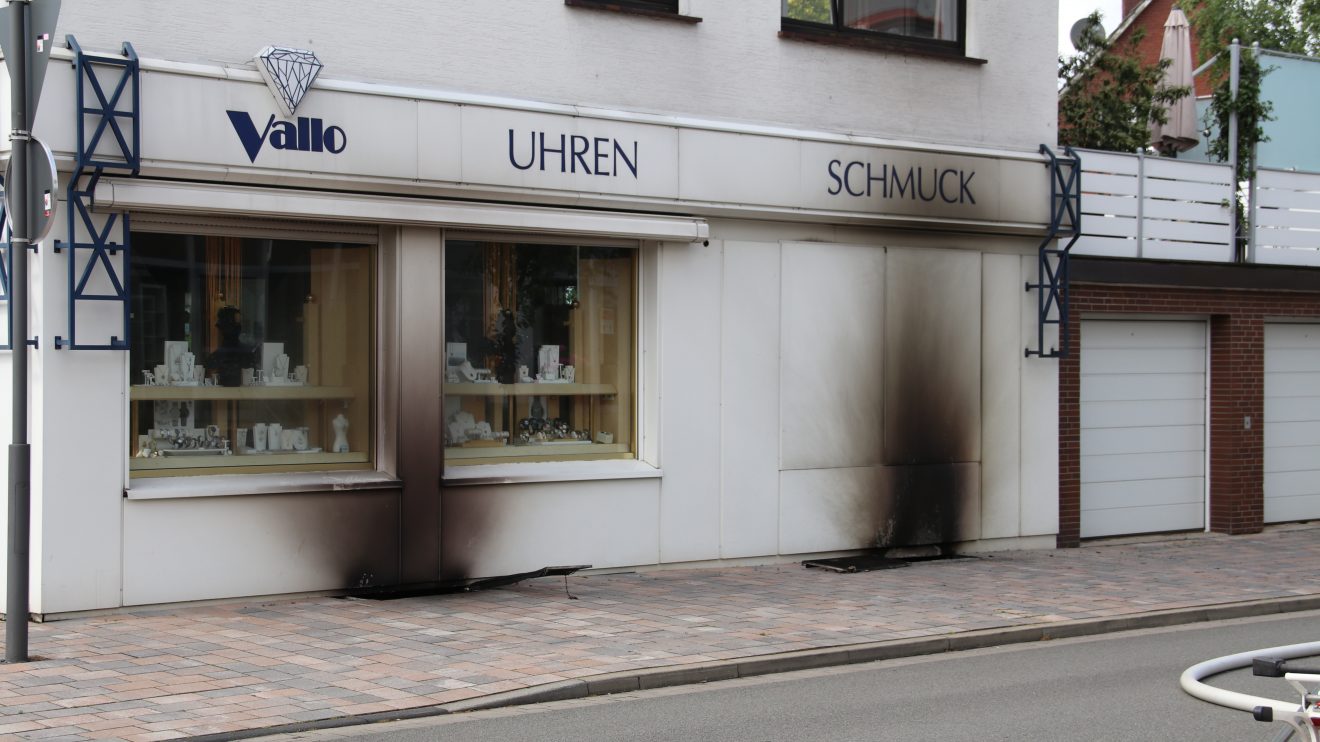 Feuerwehreinsatz im Zentrum von Wallenhorst in der Großen Straße am Samstagnachmittag nach einem Kellerbrand. Foto: Marc Dallmöller