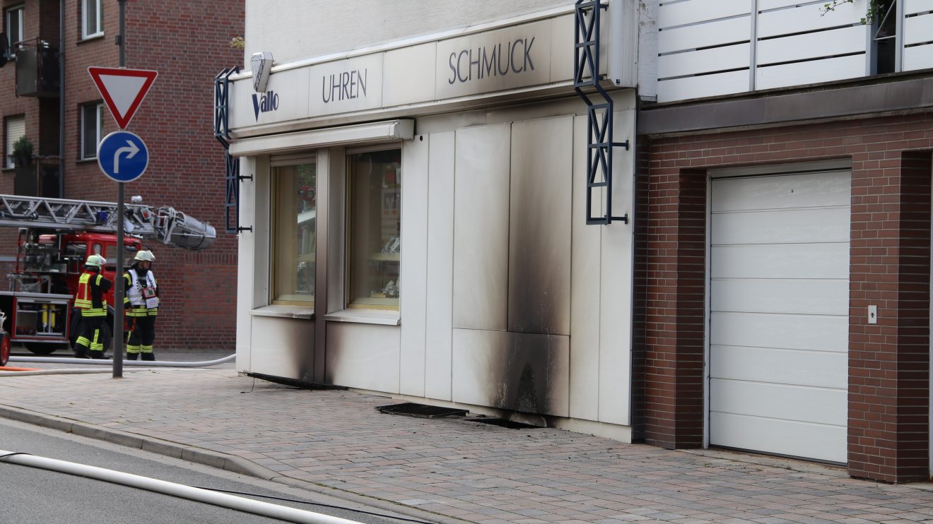 Feuerwehreinsatz im Zentrum von Wallenhorst in der Großen Straße am Samstagnachmittag nach einem Kellerbrand. Foto: Marc Dallmöller