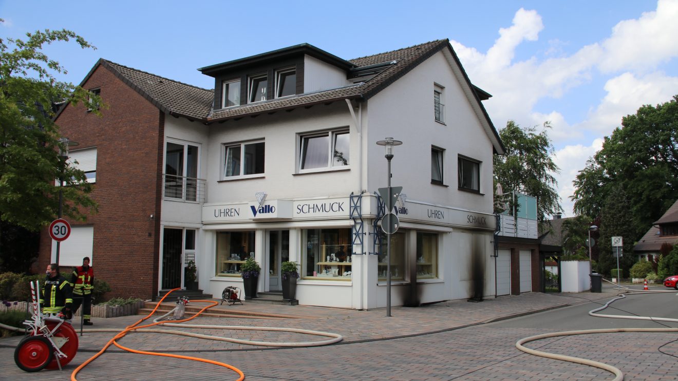 Feuerwehreinsatz im Zentrum von Wallenhorst in der Großen Straße am Samstagnachmittag nach einem Kellerbrand. Foto: Marc Dallmöller