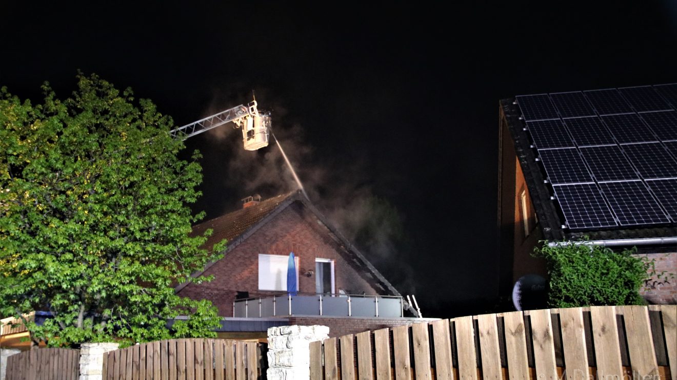 Die Feuerwehr ist bei einem Wohnhausbrand in Wallenhorst im Einsatz. Foto: M. Dallmöller