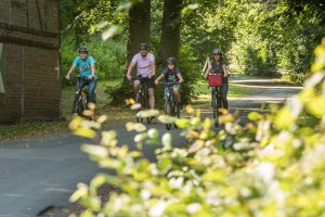 Die eigene Region entdecken auf dem 105 Kilometer langen Rundkurs der Hufeisen-Route – und dabei an 46 Hörstationen Geschichten erfahren. Foto: Thomas Remme / Gemeinde Wallenhorst