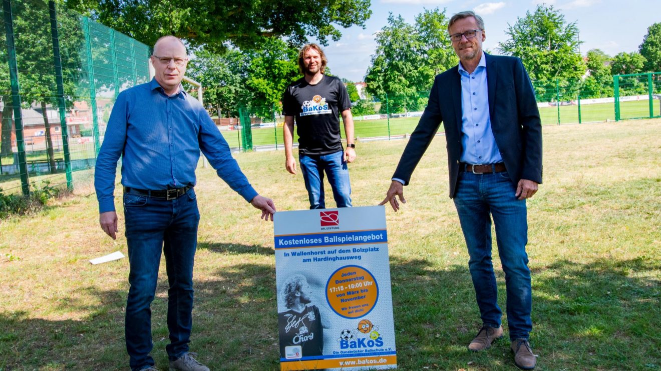 Freuen sich auf den Start des offenen Ballspielangebots in Wallenhorst: Andreas Albers (Gemeindeverwaltung), Stefan Wessels und Bürgermeister Otto Steinkamp (von links). Foto: André Thöle / Gemeinde Wallenhorst