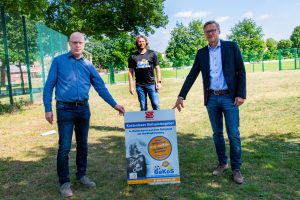 Freuen sich auf den Start des offenen Ballspielangebots in Wallenhorst: Andreas Albers (Gemeindeverwaltung), Stefan Wessels und Bürgermeister Otto Steinkamp (von links). Foto: André Thöle / Gemeinde Wallenhorst