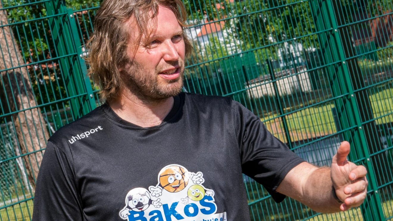 Stefan Wessels erläutert das Hygiene- und Spielkonzept der BaKoS. Foto: André Thöle / Gemeinde Wallenhorst