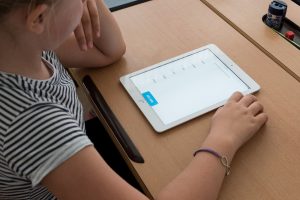 Digitales Lernen in der Schule und zu Hause. Symbolfoto: pixabay / steveriot1