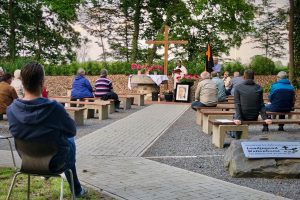 Kolping-Maiandacht an der Hollager Mühle. Für Pater Thomas Vaddakumchery ist es der erste Einsatz als Kolping-Präses. Foto: Volker Holtmeyer