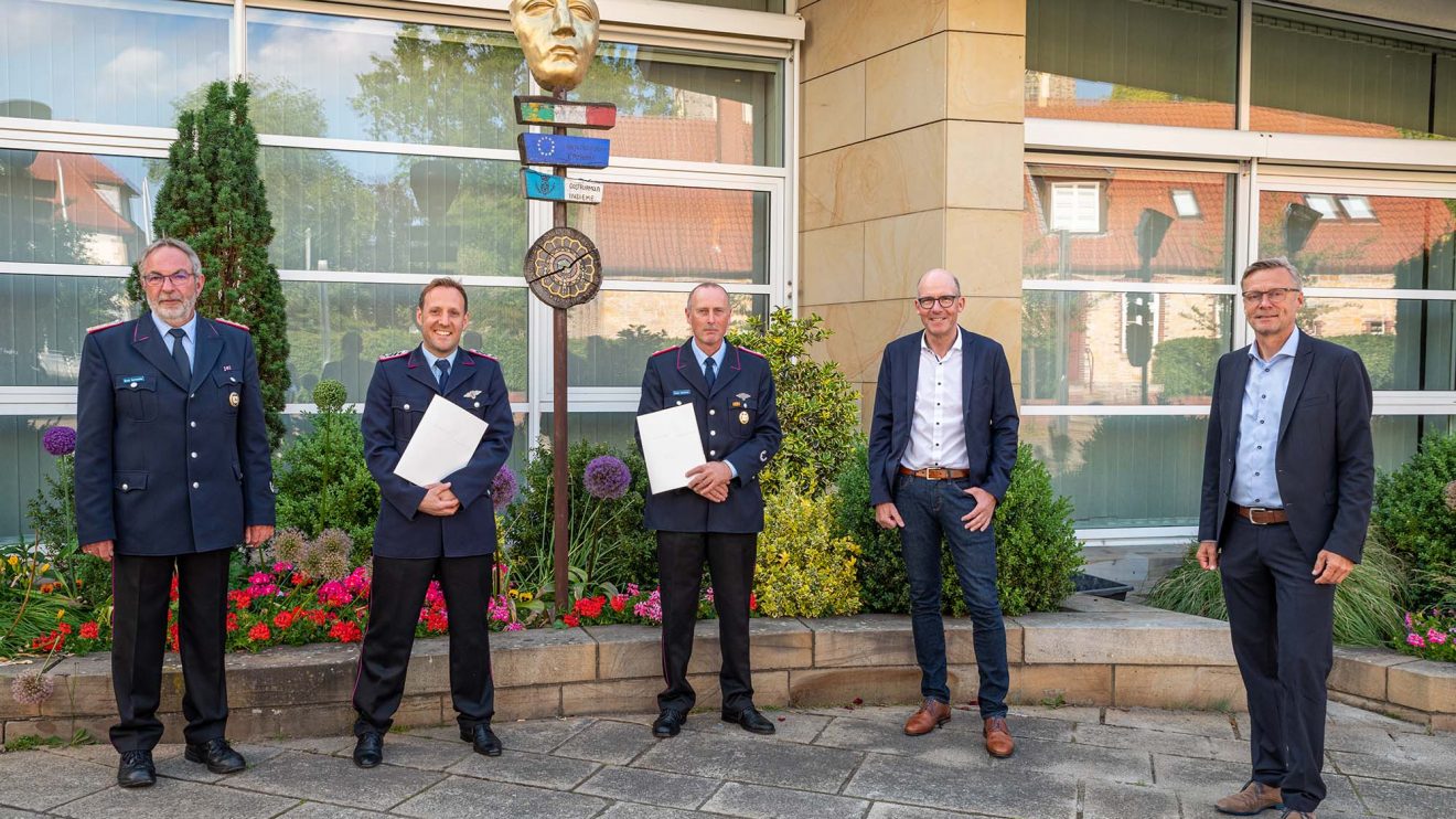 Ulrich Beimesche, Timo Wischmeier-Raffelt, Ansgar Osterbrink, Rüdiger Mittmann (Fachbereichsleiter Bürgerservice und Soziales) und Bürgermeister Otto Steinkamp (von links). Foto: Thomas Remme / Gemeinde Wallenhorst