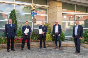 Ulrich Beimesche, Timo Wischmeier-Raffelt, Ansgar Osterbrink, Rüdiger Mittmann (Fachbereichsleiter Bürgerservice und Soziales) und Bürgermeister Otto Steinkamp (von links). Foto: Thomas Remme / Gemeinde Wallenhorst