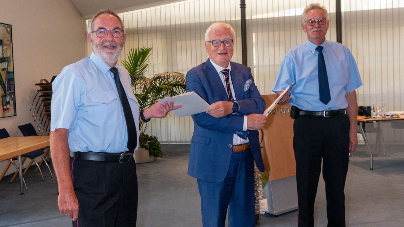 Alfred Lindner überreicht die Entlassungsurkunden an Ulrich Beimesche (links) und Georg Vennemann. Foto: Nicole Erben / Gemeinde Wallenhorst