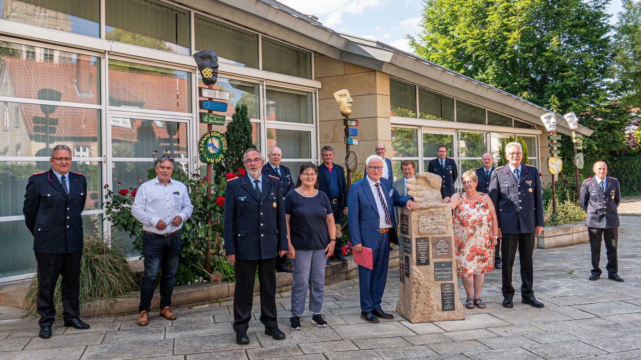 Rat und Verwaltung verabschieden Ulrich Beimesche (3. von links) und Georg Vennemann (2. von rechts) nach langjähriger Tätigkeit als Gemeindebrandmeister. Foto: Nicole Erben / Gemeinde Wallenhorst