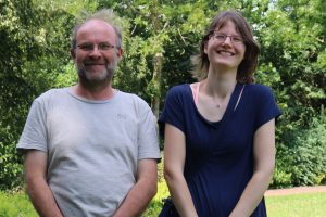 Die Erfahrungen schweißen zusammen, da sind sich Bewohnervertreterin Stefanie Reimann und HHO-Mitarbeiter Günther Langemeyer einig, wenn sie sagen: „Wir halten zusammen!“ Foto: HHO Heilpädagogische Hilfe Osnabrück