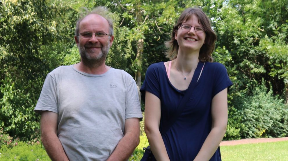 Die Erfahrungen schweißen zusammen, da sind sich Bewohnervertreterin Stefanie Reimann und HHO-Mitarbeiter Günther Langemeyer einig, wenn sie sagen: „Wir halten zusammen!“ Foto: HHO Heilpädagogische Hilfe Osnabrück