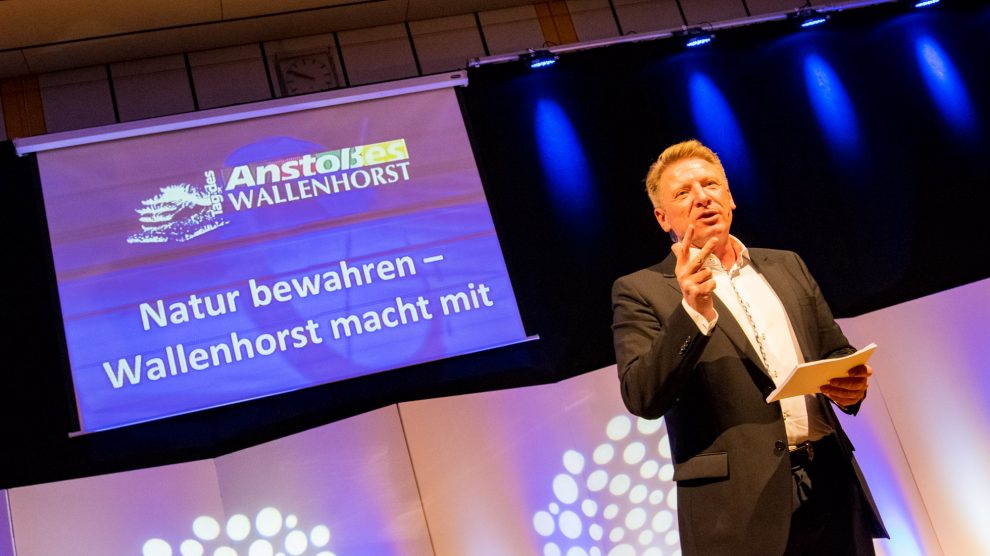 Moderator Ludger Abeln verkündet im November 2019 in gewohnt charmanter Art das Motto der nächsten Ehrenamtsgala. Foto: André Thöle / Gemeinde Wallenhorst