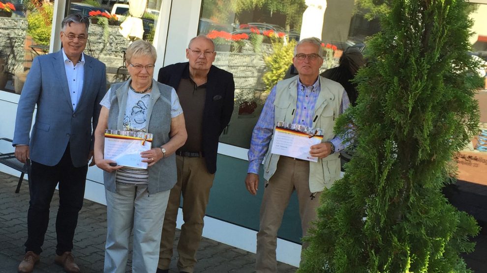 Clemens Lammerskitten (links) gratuliert den langjährigen Mitgliedern der Wallenhorster CDU. Foto: CDU Gemeindeverband Wallenhorst