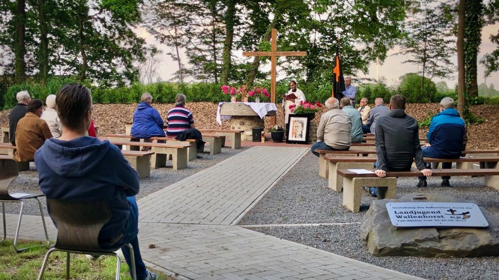 Die Sonntagsmesse findet am 9. August in der Freiluftkirche an der Hollager Mühle statt – ähnlich wie hier bei der Kolping-Maiandacht. Foto: Volker Holtmeyer