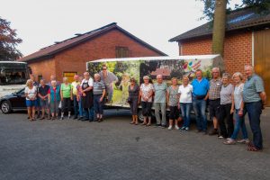 Der Kolping-Fahrradanhänger – hier bei einer Pause in Gronau – fällt auf. Foto: Kolpingsfamilie Hollage