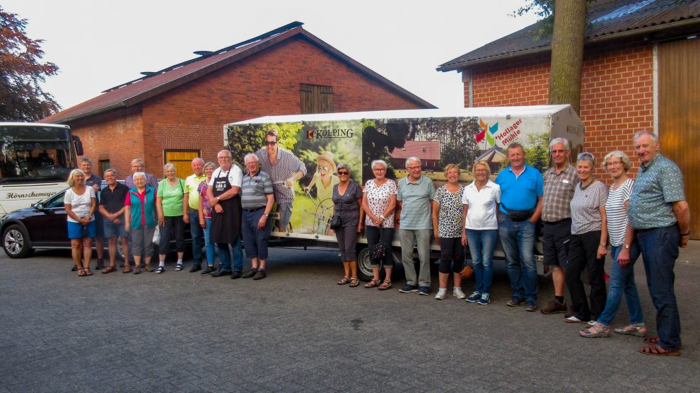 Der Kolping-Fahrradanhänger – hier bei einer Pause in Gronau – fällt auf. Foto: Kolpingsfamilie Hollage