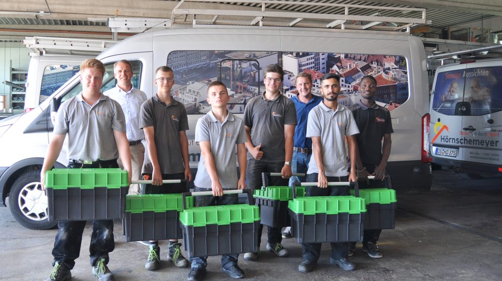 Kevin Kuhn, Geschäftsführer Holger Henzel, Dennis Dol, Igor Czarnecki , Lias Zaremba, Dachdeckermeister Benjamin Lüdeke, Siyar Kamali, Rashed Abdoulkarim (v.l.). Foto: konsequentPR