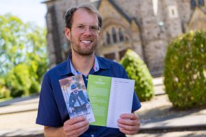 Wallenhorsts Klimaschutzmanager Stefan Sprenger lädt zum Stadtradeln ein. Ein Flyer, der an alle Haushalte verteilt wird und in einigen Geschäften ausliegt, informiert über die Details der Aktion. Foto: André Thöle / Gemeinde Wallenhorst