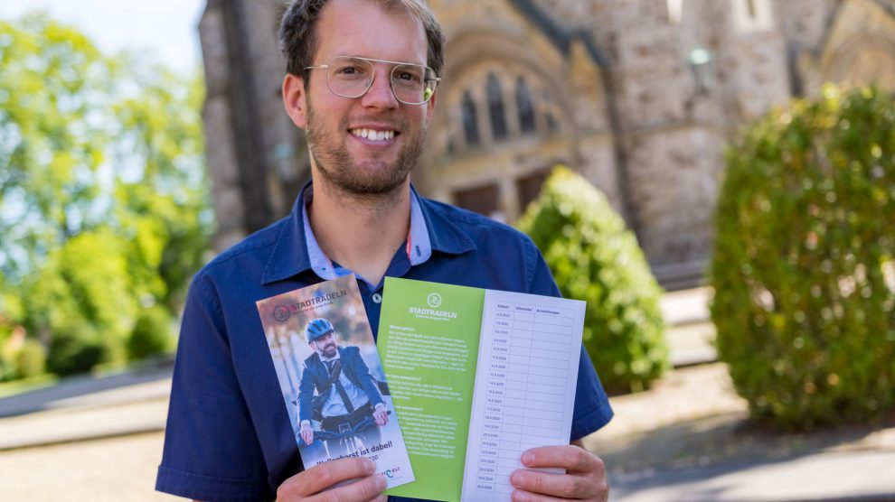 Wallenhorsts Klimaschutzmanager Stefan Sprenger lädt zum Stadtradeln ein. Ein Flyer, der an alle Haushalte verteilt wird und in einigen Geschäften ausliegt, informiert über die Details der Aktion. Foto: André Thöle / Gemeinde Wallenhorst