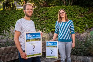 Stefan Sprenger und Isabella Draber freuen sich auf vielfältige Bewerbungen mit vorbildlichen Umwelt- und Klimaschutzprojekten. Foto: Thomas Remme / Gemeinde Wallenhorst