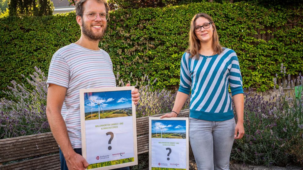 Stefan Sprenger und Isabella Draber freuen sich auf vielfältige Bewerbungen mit vorbildlichen Umwelt- und Klimaschutzprojekten. Foto: Thomas Remme / Gemeinde Wallenhorst