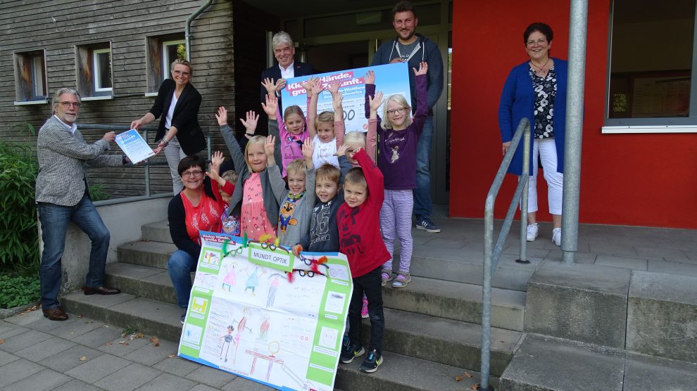 Die beteiligten Kinder mit ihren Erzieher/innen und Vertreter/innen des Handwerks. Bild: HWK/Lehr