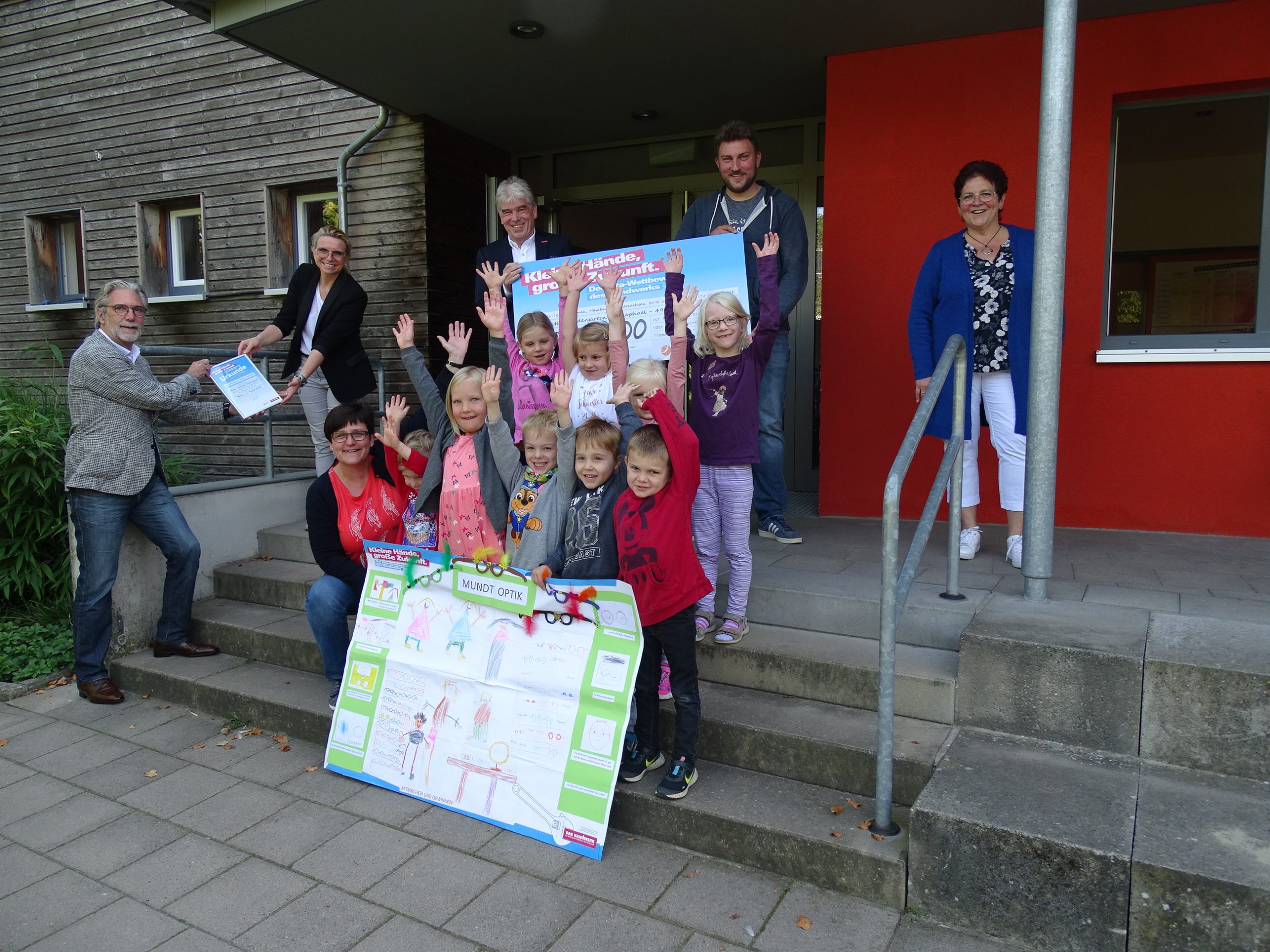 Die beteiligten Kinder mit ihren Erzieher/innen und Vertreter/innen des Handwerks. Bild: HWK/Lehr