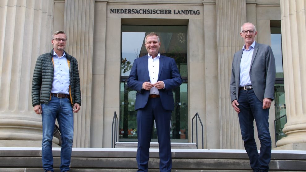 Die Bürgermeister von Belm und Wallenhorst, Viktor Hermeler (re.) und Otto Steinkamp (li.) trafen sich am Rande der Plenarwoche im Niedersächsischen Landtag in Hannover zu einem Gespräch zur „A33-Nord“ mit dem örtlichen Landtagsabgeordneten Guido Pott. Foto: Büro Guido Pott/Hendrik Chmiel