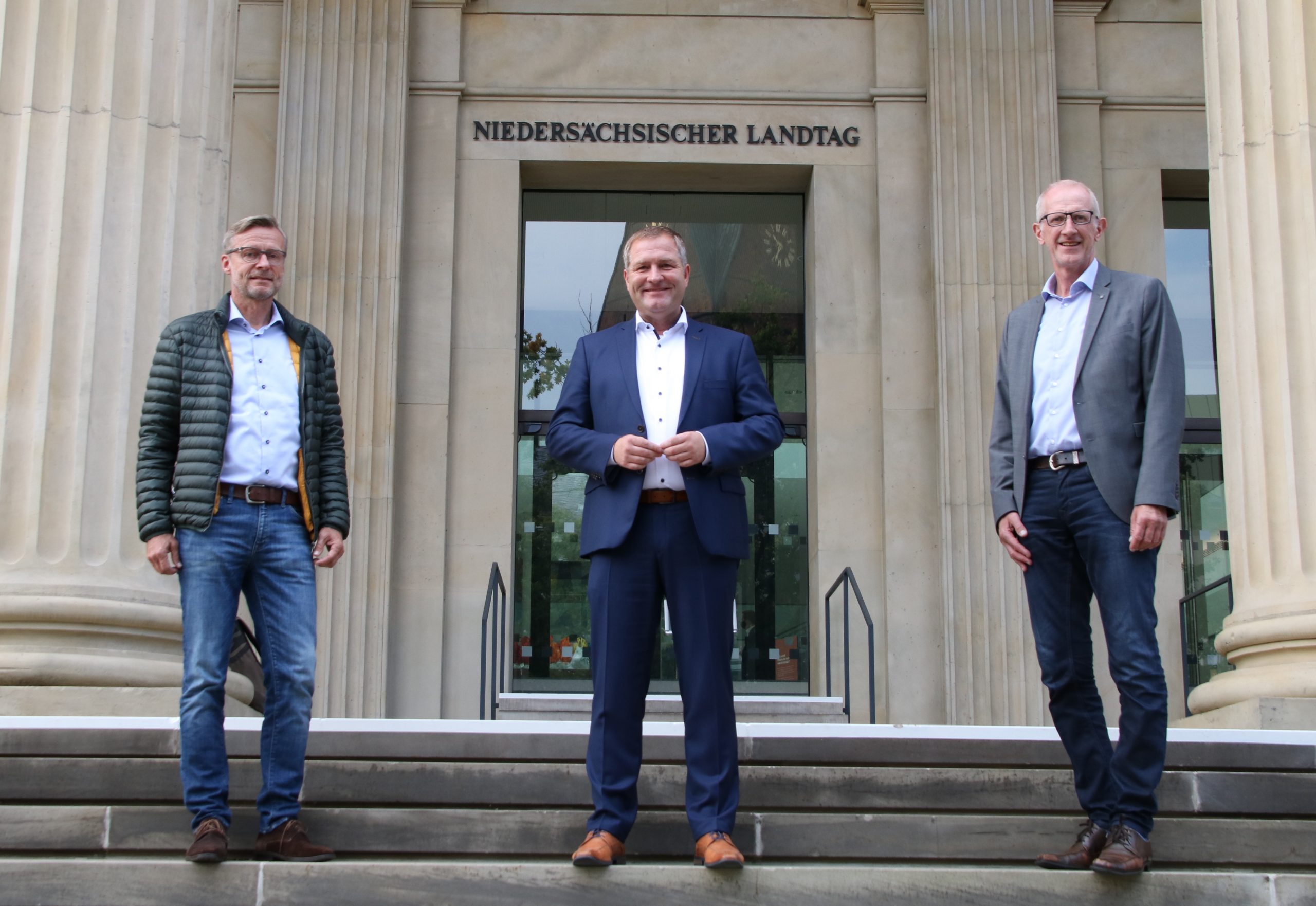 Die Bürgermeister von Belm und Wallenhorst, Viktor Hermeler (re.) und Otto Steinkamp (li.) trafen sich am Rande der Plenarwoche im Niedersächsischen Landtag in Hannover zu einem Gespräch zur „A33-Nord“ mit dem örtlichen Landtagsabgeordneten Guido Pott. Foto: Büro Guido Pott/Hendrik Chmiel