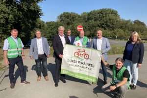 Dr. Markus Pieper (MdEP), Clemens Lammerskitten (MdL), Dr. Bernd Althusmann (Niedersächsischer Verkehrsminister), Otto Steinkamp (Bürgermeister), Dirk Havermeyer (Bürger-Radweg Hollage-Halen e.V.) Guido Pott (MdL), Volker Holtmeyer (Bürger-Radweg Hollage-Halen e.V.), Uta Weiner-Kohl (Leiterin des Geschäftsbereichs Osnabrück der Niedersächsischen Landesbehörde für Straßenbau und Verkehr) (v.l.n.r.). Foto: Hendrik Chmiel / Büro Guido Pott