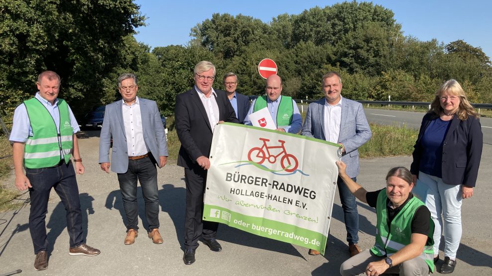 Dr. Markus Pieper (MdEP), Clemens Lammerskitten (MdL), Dr. Bernd Althusmann (Niedersächsischer Verkehrsminister), Otto Steinkamp (Bürgermeister), Dirk Havermeyer (Bürger-Radweg Hollage-Halen e.V.) Guido Pott (MdL), Volker Holtmeyer (Bürger-Radweg Hollage-Halen e.V.), Uta Weiner-Kohl (Leiterin des Geschäftsbereichs Osnabrück der Niedersächsischen Landesbehörde für Straßenbau und Verkehr) (v.l.n.r.). Foto: Hendrik Chmiel / Büro Guido Pott