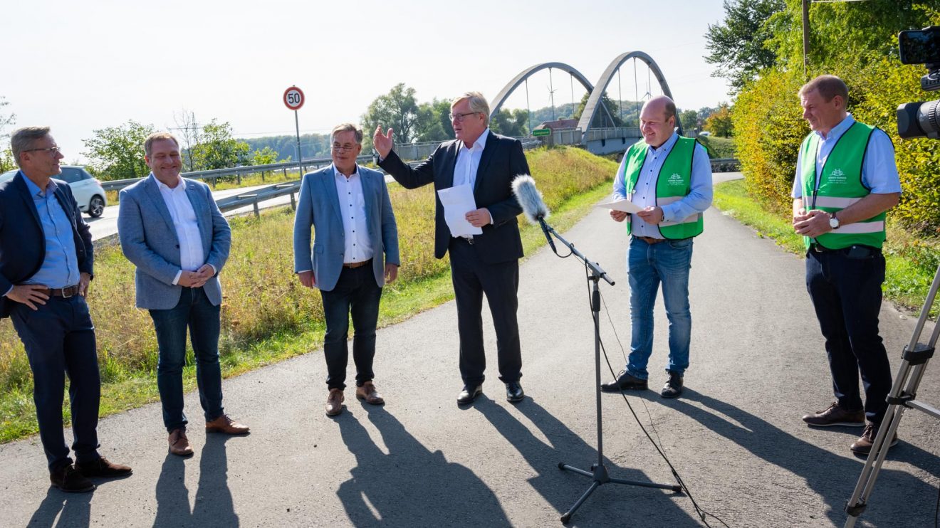 Gute Laune beim Pressetermin vor Ort: Das Land Niedersachsen gibt dem Bürger-Radweg Hollage-Halen seinen Segen. Foto: André Thöle / Gemeinde Wallenhorst