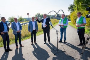 Gute Laune beim Pressetermin vor Ort: Das Land Niedersachsen gibt dem Bürger-Radweg Hollage-Halen seinen Segen. Foto: André Thöle / Gemeinde Wallenhorst