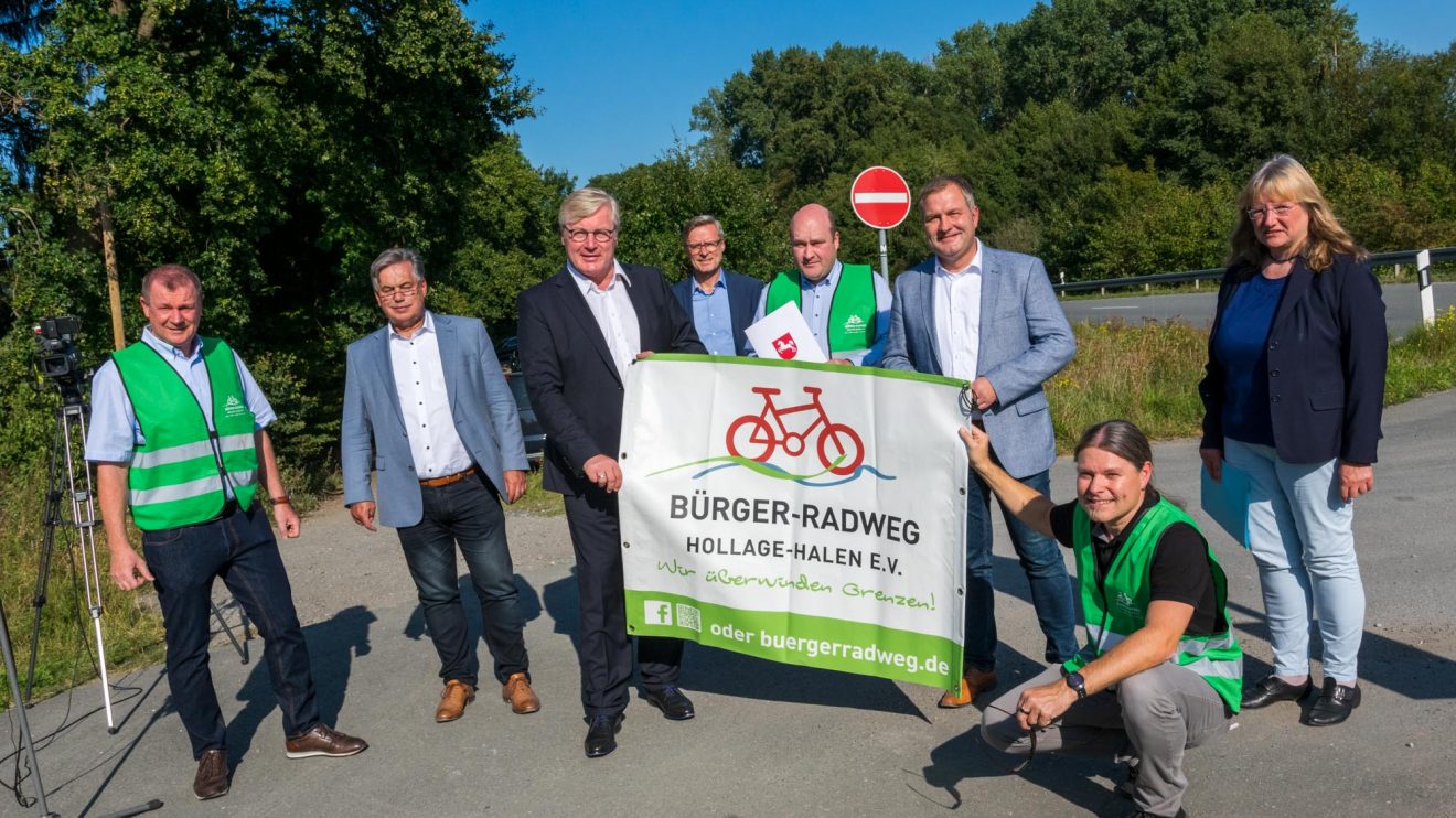 Wollen gemeinsam Grenzen überwinden (von links): Markus Pieper, Clemens Lammerskitten, Bernd Althusmann, Otto Steinkamp, Dirk Havermeyer, Guido Pott, Volker Holtmeyer und Uta Weiner-Kohl. Foto: André Thöle / Gemeinde Wallenhorst