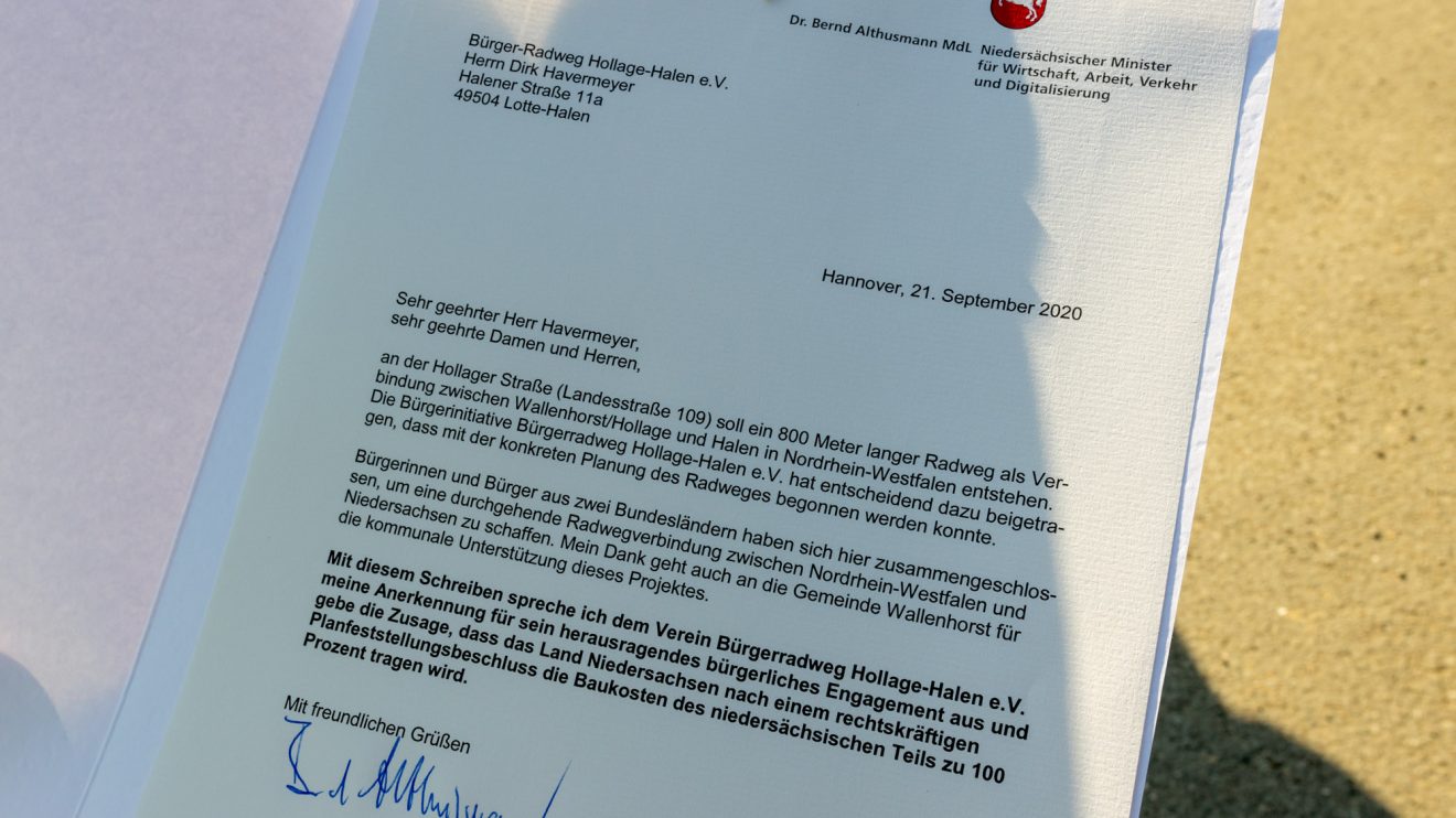 Post im Wert von 600.000 Euro: das Anerkennungsschreiben des Landes Niedersachsen für den Bürger-Radweg Hollage-Halen. Foto: André Thöle / Gemeinde Wallenhorst