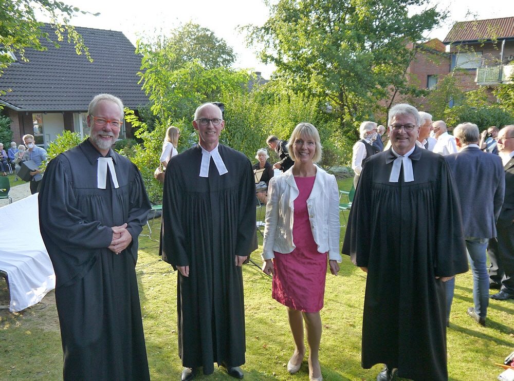 Dr. Joachim Jeska, Superintendent Kirchenkreis Osnabrück, Pastor Martin Steinke, Susanne Schenk, Vorsitzende des Kirchenvorstandes der Andreasgemeinde, und Pastor Hannes Meyer-ten Thoren, Superintendent Kirchenkreis Melle-Georgsmarienhütte (v.l.n.r.) beim Einführungsgottesdienst im Garten hinter der Kirche. Foto: Frank Waniek