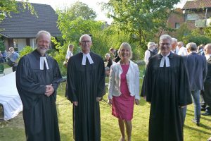 Dr. Joachim Jeska, Superintendent Kirchenkreis Osnabrück, Pastor Martin Steinke, Susanne Schenk, Vorsitzende des Kirchenvorstandes der Andreasgemeinde, und Pastor Hannes Meyer-ten Thoren, Superintendent Kirchenkreis Melle-Georgsmarienhütte (v.l.n.r.) beim Einführungsgottesdienst im Garten hinter der Kirche. Foto: Frank Waniek