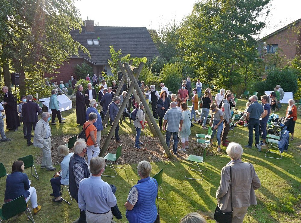 Begegnung aus Austausch nach dem Einführungsgottesdienst im Garten hinter der Kirche. Foto: Frank Waniek